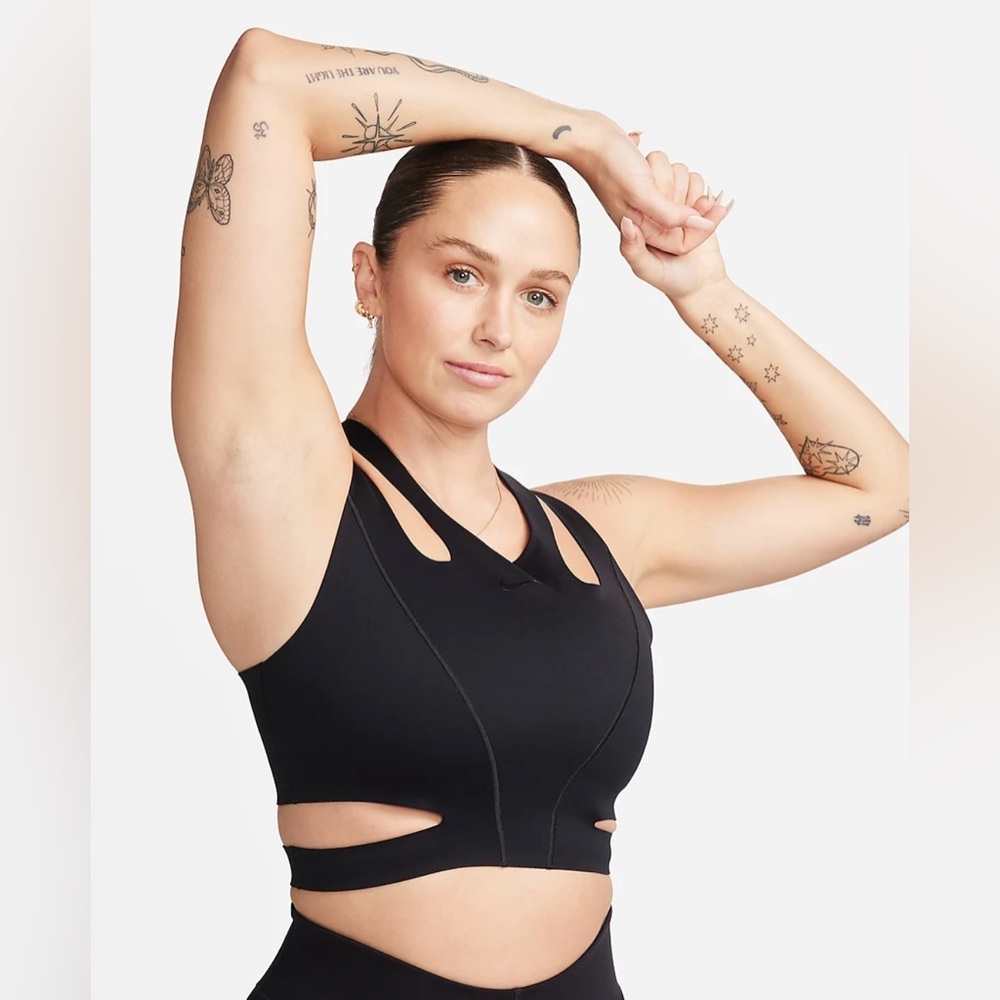 Nike Women's Light-Support Non-Padded Strappy Sports Bra
